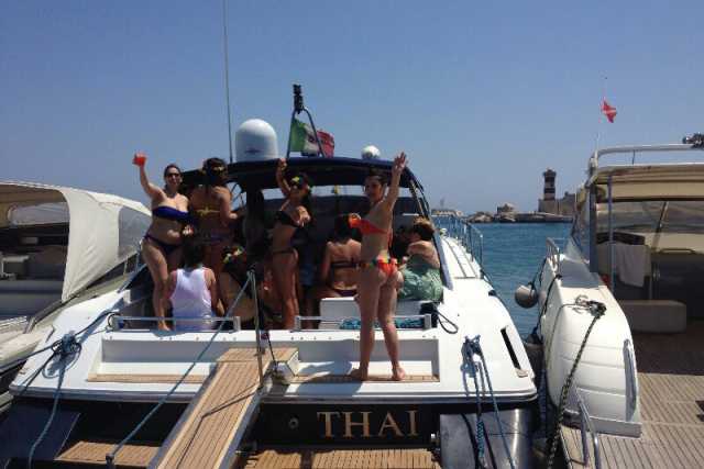 Tra alcol e musica altissima, la nuova frontiera del party: su una barca